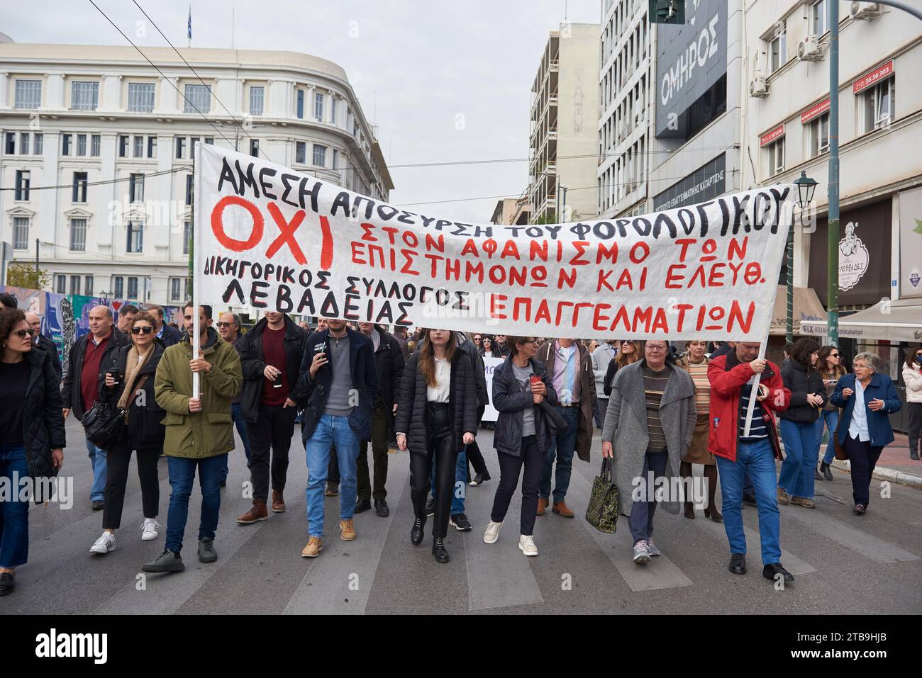 Athènes, Grèce. 5 décembre 2023. Les manifestants défilent vers le Parlement en brandissant des banderoles et en criant des slogans contre le gouvernement. Des milliers de travailleurs autonomes, comme des avocats et des propriétaires de petites entreprises, sont descendus dans la rue pour manifester au sujet de l'augmentation prochaine de leurs impôts. (Image de crédit : © Nikolas Georgiou/ZUMA Press Wire) USAGE ÉDITORIAL SEULEMENT! Non destiné à UN USAGE commercial ! Crédit : ZUMA Press, Inc./Alamy Live News Banque D'Images