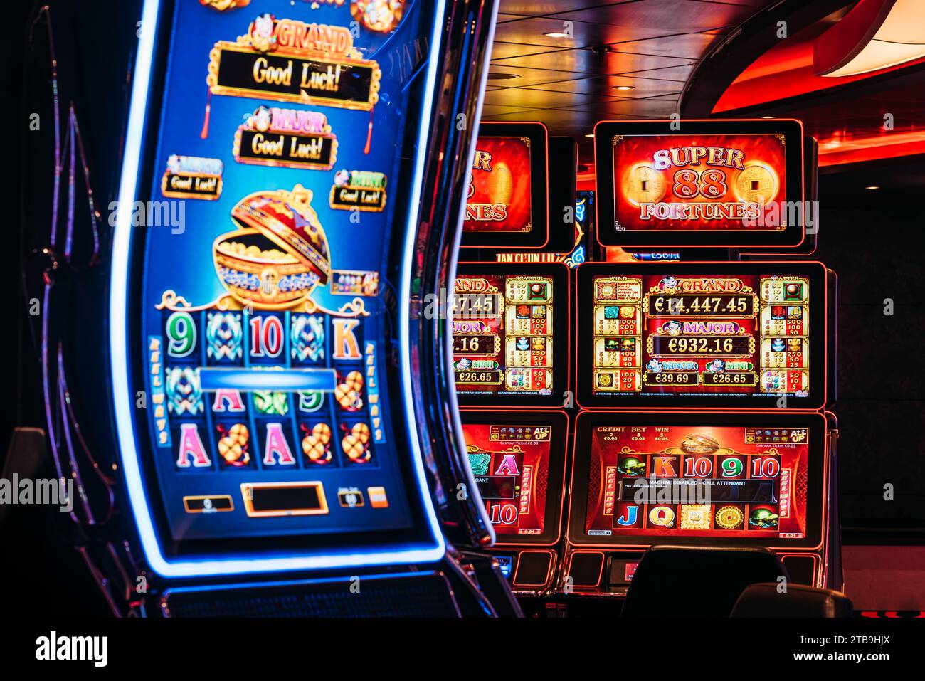 Machines à sous de jeux de casino en attente pour les joueurs et les touristes de dépenser de l'argent Banque D'Images