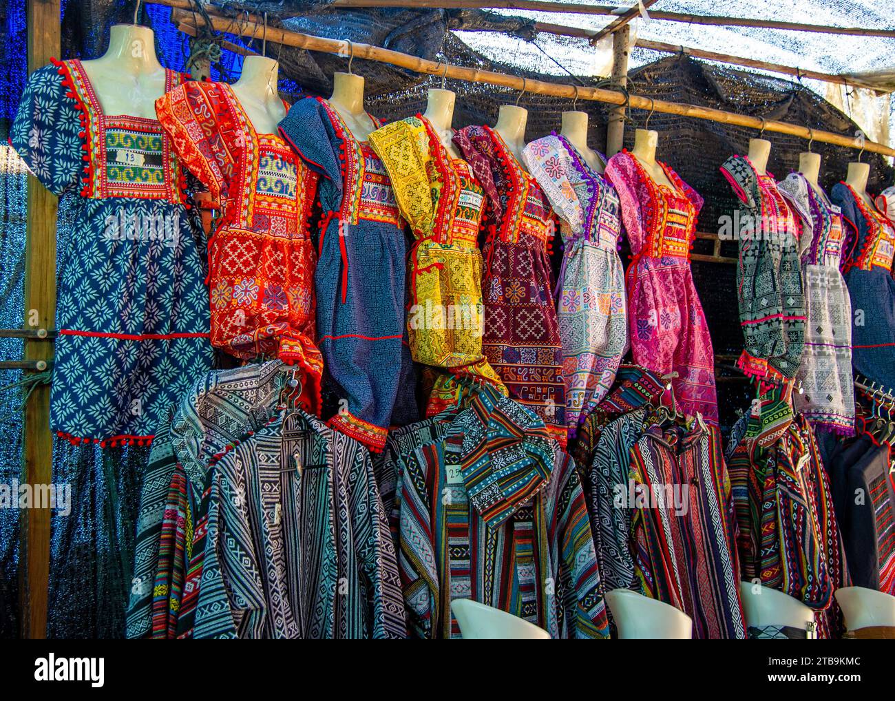 Un village dans le nord de la Thaïlande avec des vêtements et des costumes traditionnels colorés Banque D'Images