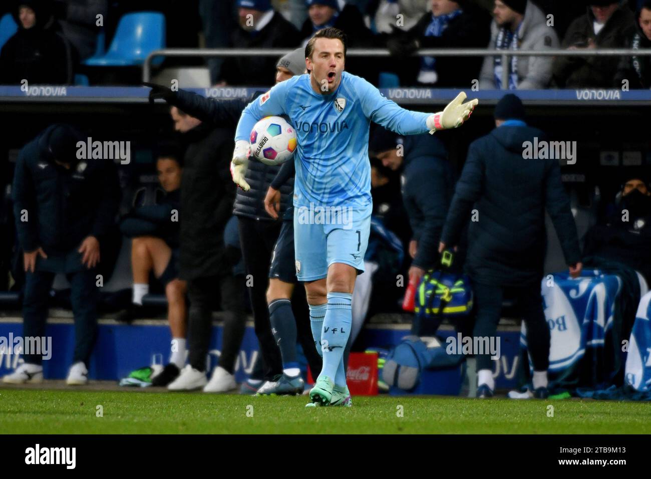 Bochum, Deutschland. 02 décembre 2023. Fussball ; Spieltag 13 ; 1. Bundesliga ; saison 20223/2024, VfL Bochum gegen VfL Wolfsburg Am 02.12.2023 à Bochum. UBz : 01 TW Manuel Riemann, VfL Bochum. Bras unter dem. À bille. Zeigt. Schreit. Reklamiert. Crédit : dpa/Alamy Live News Banque D'Images