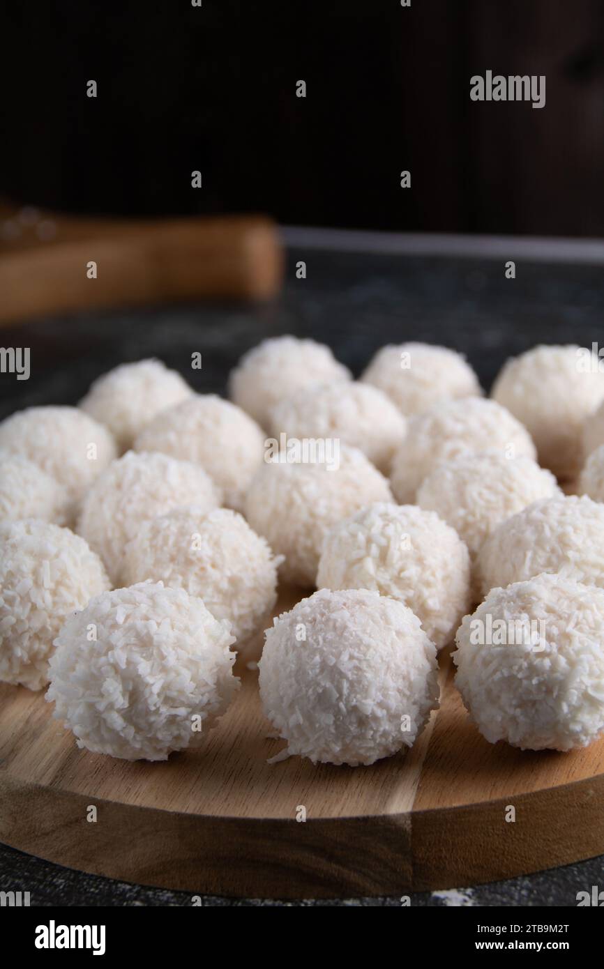 Cette photo en gros plan de confiseries gastronomiques, un groupe de boules de bonbons à la noix de coco maison. Avec un mélange tentant de douceur et de perfection ronde, ces friandises Banque D'Images