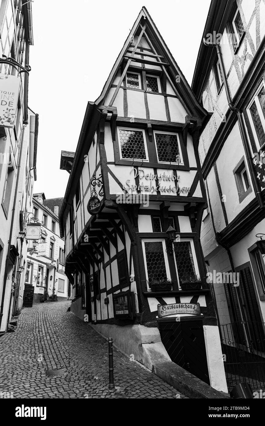 Bernkastel-Kues, Allemagne, 1 décembre 2023. Marché de Noël et ville. Crédit : Bonzo/Alamy Live News Banque D'Images