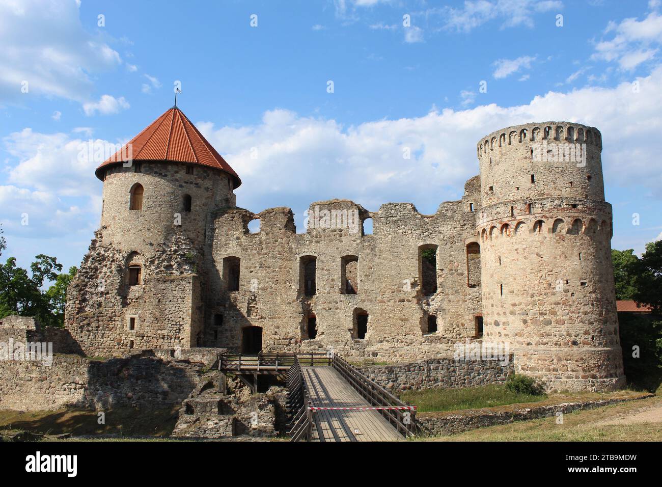 Château de Cesis en Lettonie par une journée d'été ensoleillée Banque D'Images