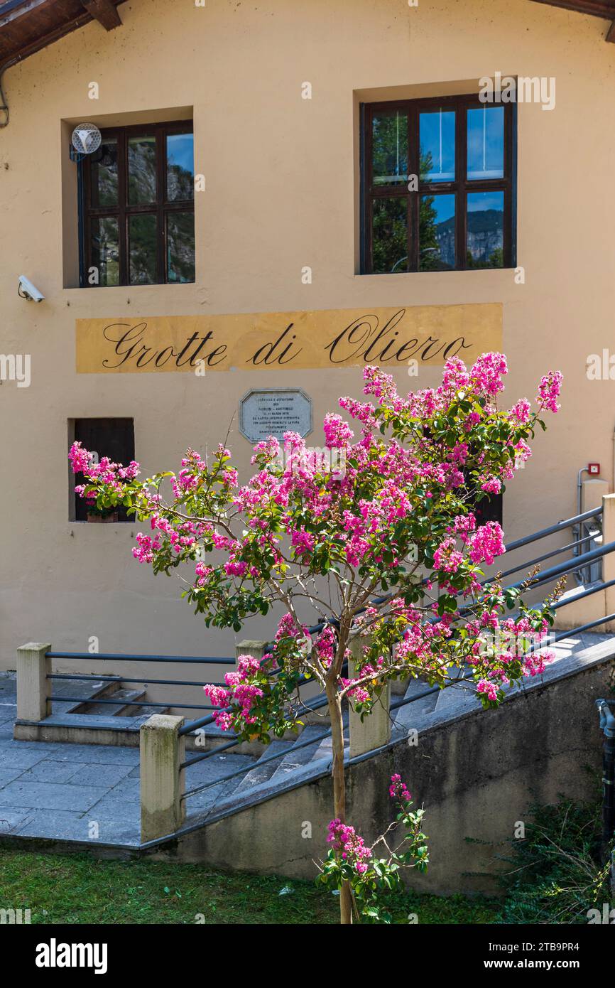 Italie Vénétie Vallée de Brenta - Grottes d'Oliero - entrée Banque D'Images