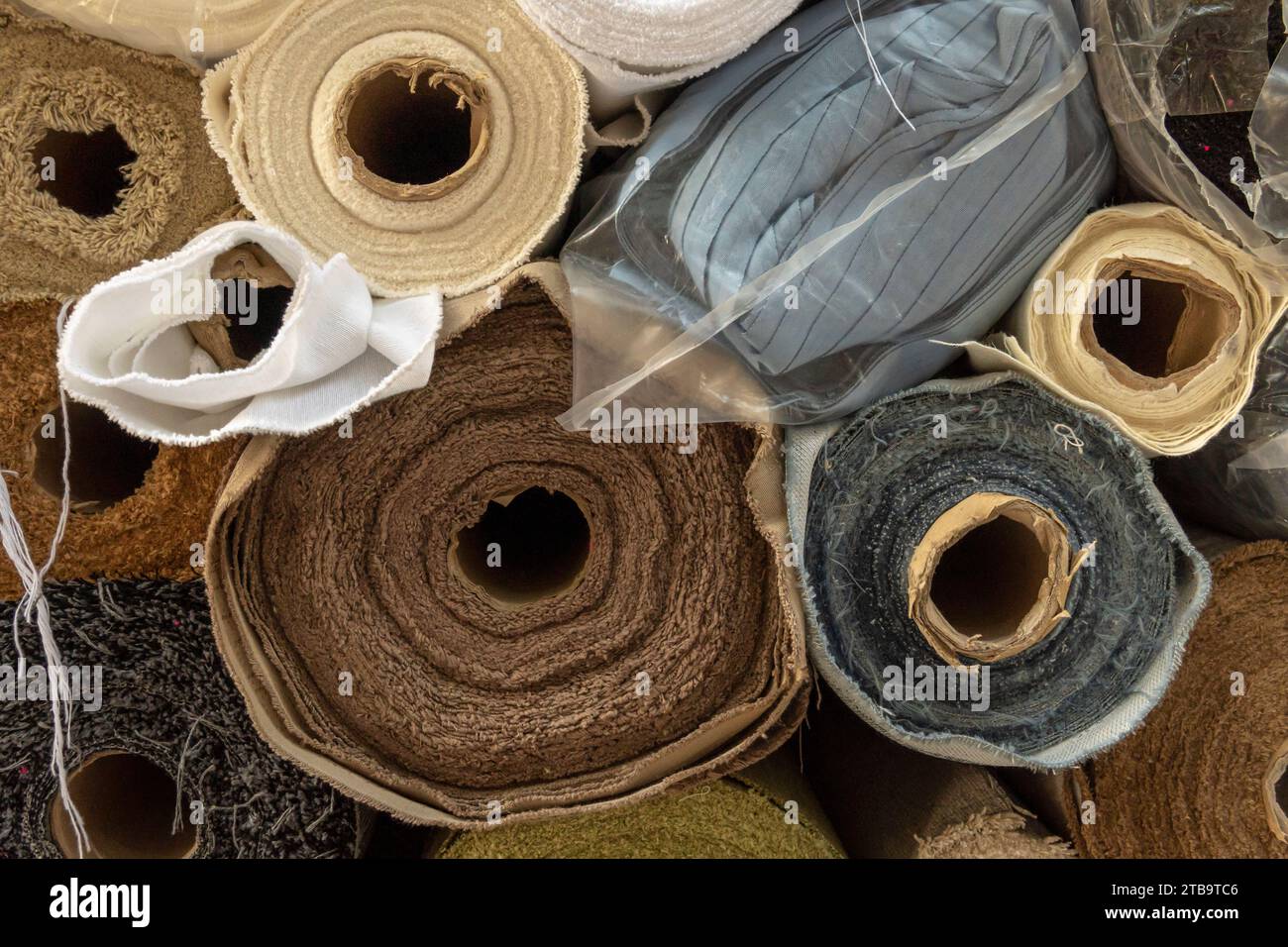 Gros plan de rouleaux empilés de tissu, exposés sur un marché de rue vendant des textiles. Manacor, île de Majorque, Espagne Banque D'Images