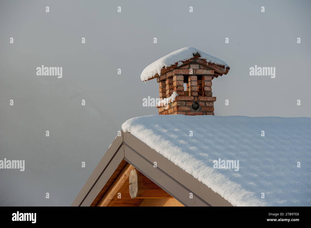 Pot de cheminée sur un toit couvert de neige Banque D'Images