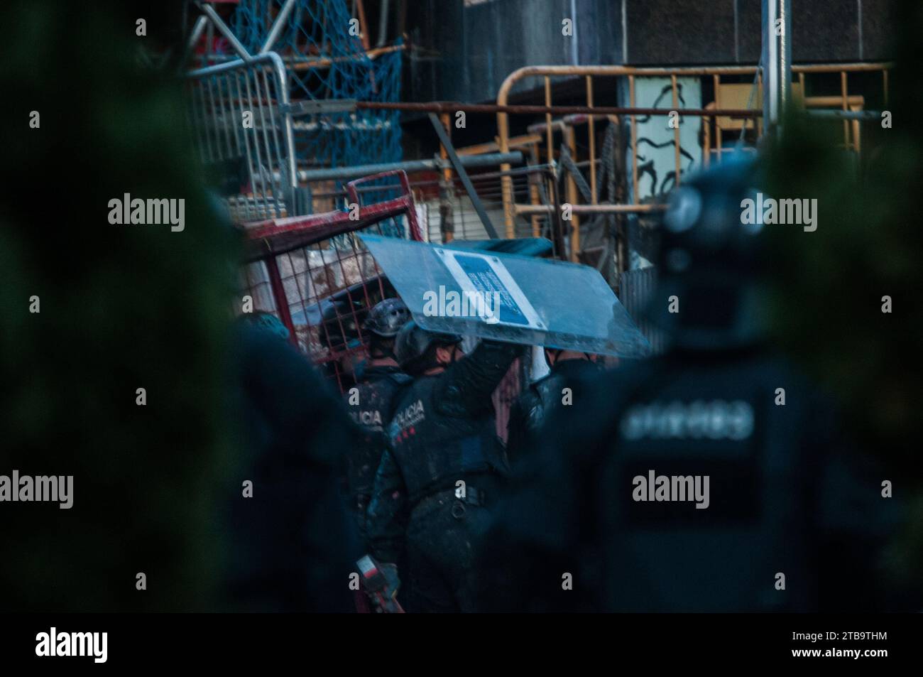 Les Mossos d'Esquadra (policiers) se protègent avec des boucliers contre la pierre, le fer et la peinture qui leur sont lancés par des squatters. Plus de 300 membres des Mossos d'Esquadra et de la Guardia Urbana sont intervenus dans l'expulsion d'El Kubo et de la Ruina. Les bâtiments ont finalement été évacués. Un total de 7 squatters étaient à l'intérieur à l'époque. Banque D'Images
