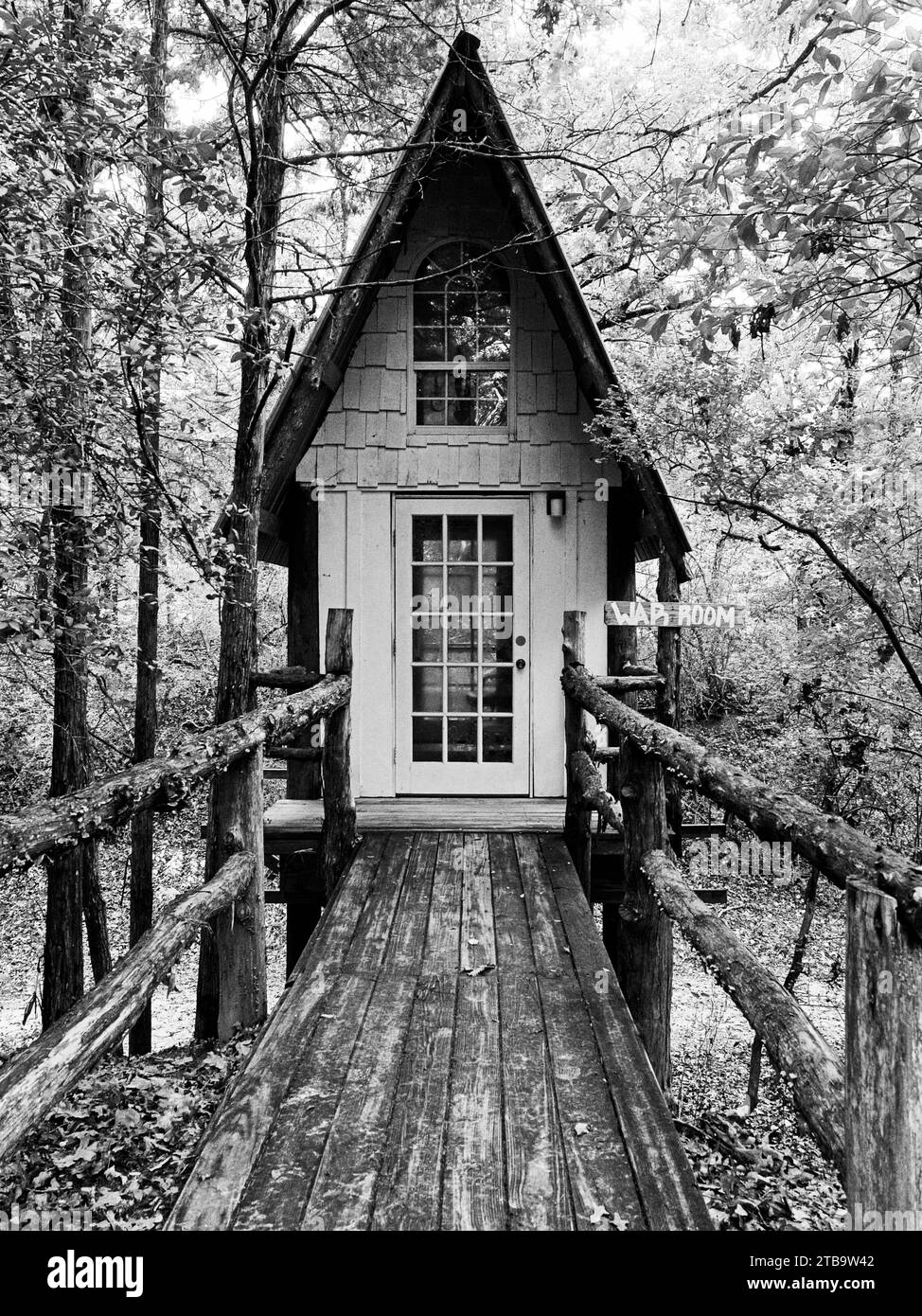 Petit bâtiment dans les bois sur sec creek B & W Banque D'Images