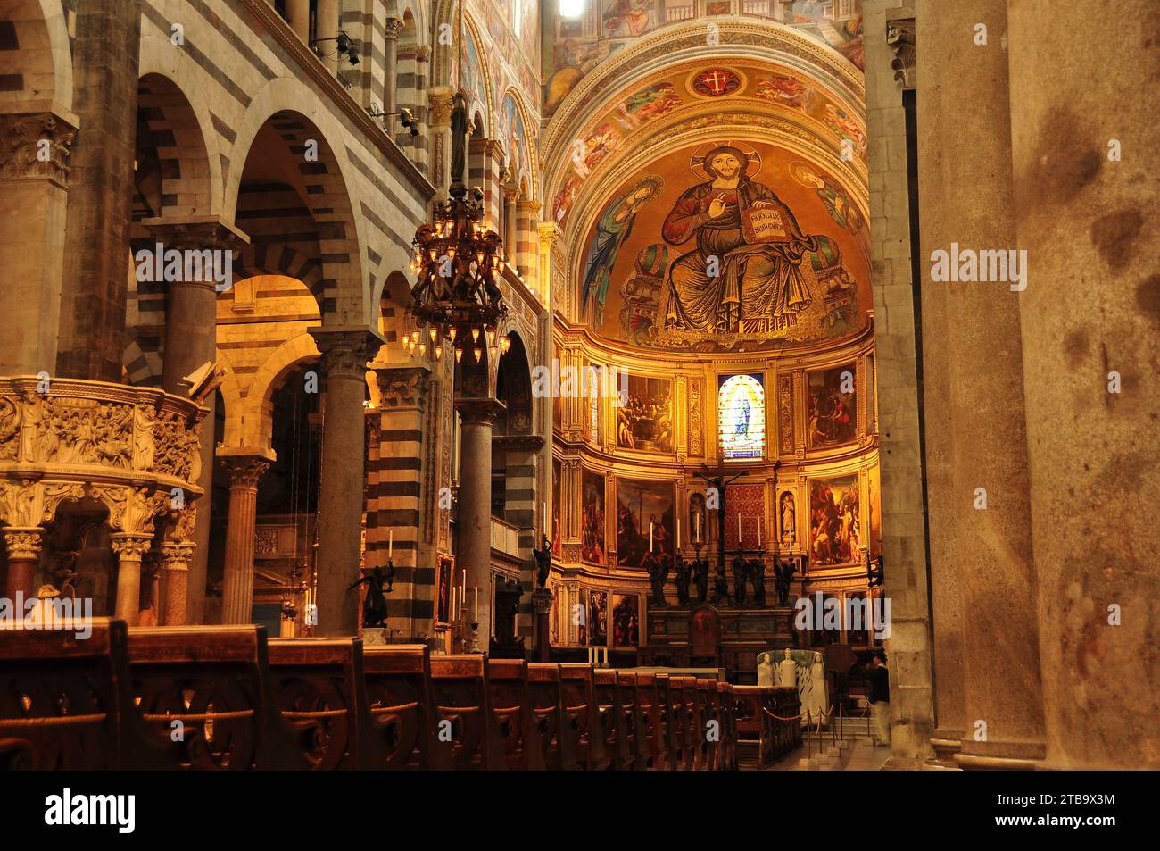 À l'intérieur du Duomo à Pise Italie. Banque D'Images