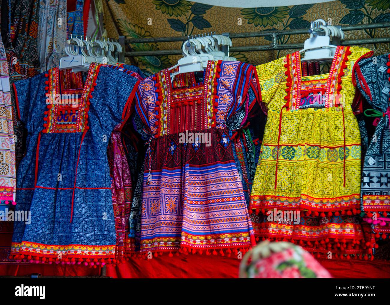 Un village dans le nord de la Thaïlande avec des vêtements et des costumes traditionnels colorés Banque D'Images