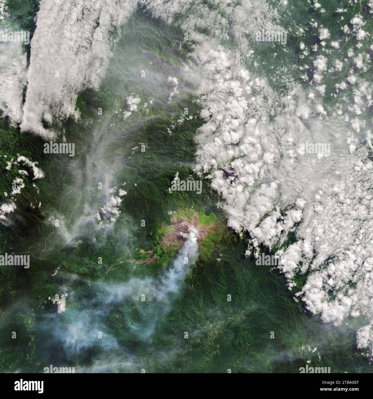 Vue satellite des coulées de lave sur le mont Bagana sur l’île de Bougainville, Papouasie-Nouvelle-Guinée. Banque D'Images