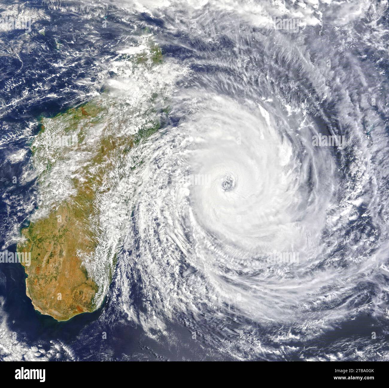 Vue satellite du cyclone Batsirai au large de Madagascar. Banque D'Images