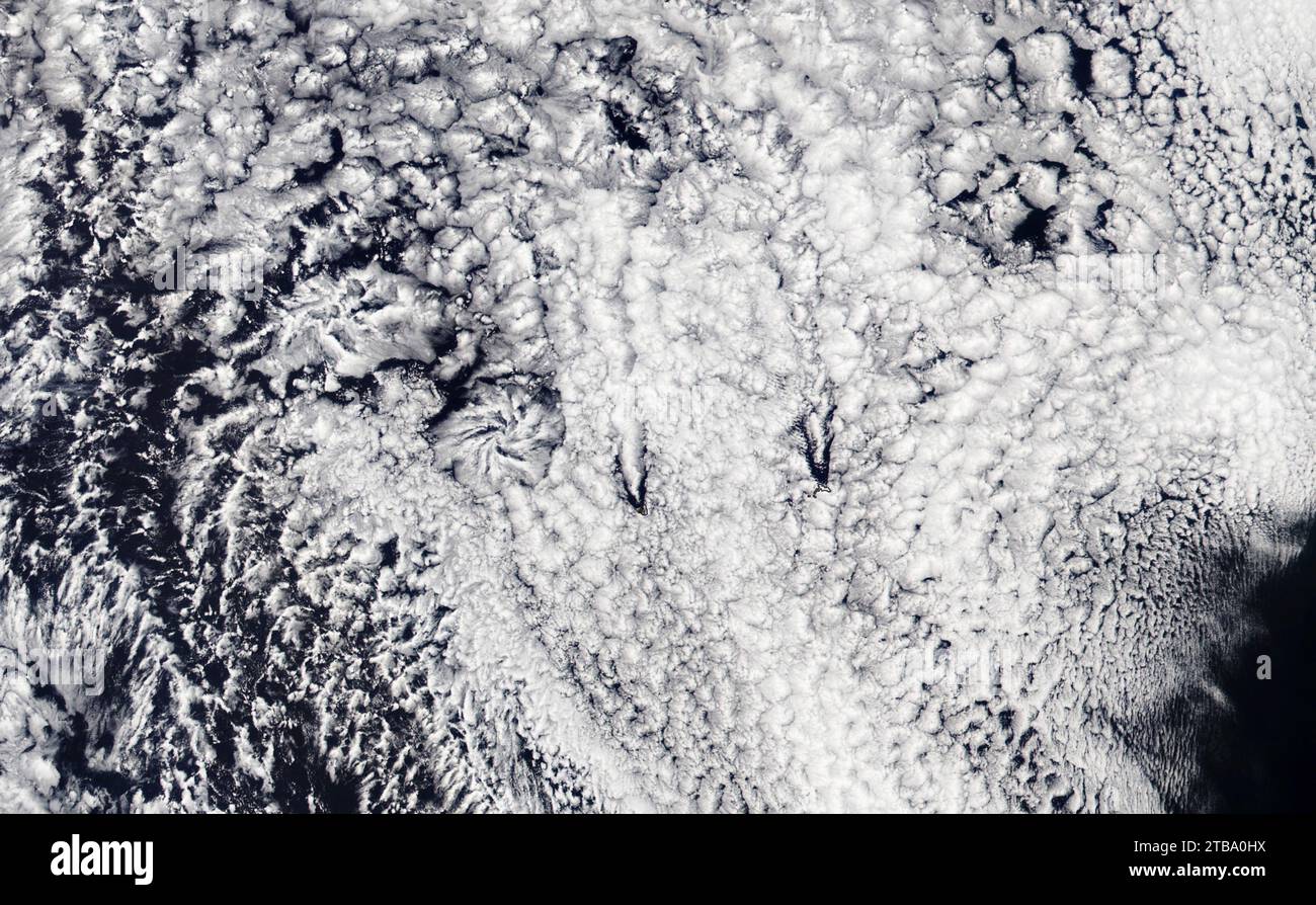 Vue par atellite de deux nuages actinoformes à l'ouest des îles Alejandro Selkirk et Robinson Crusoe. Banque D'Images