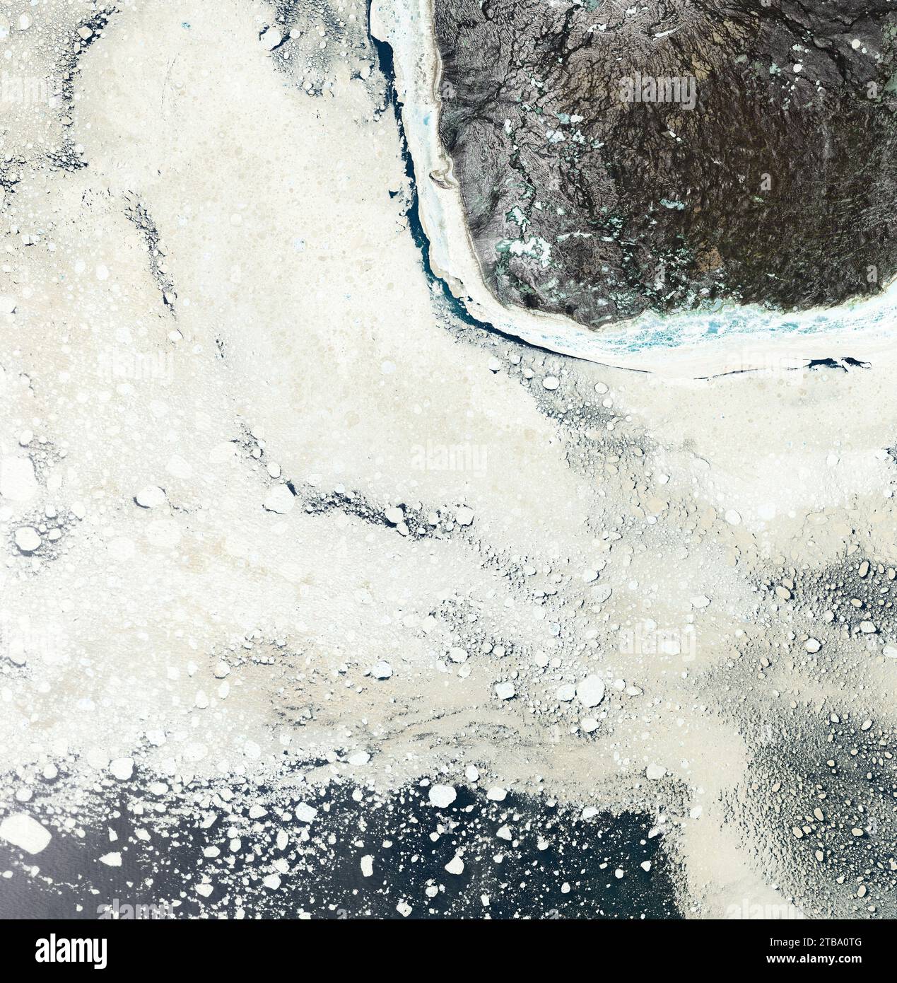Le 22 juin 2016 - image satellite de glace de mer beige coulant au sud de l'île Prince Charles, Canada. Banque D'Images