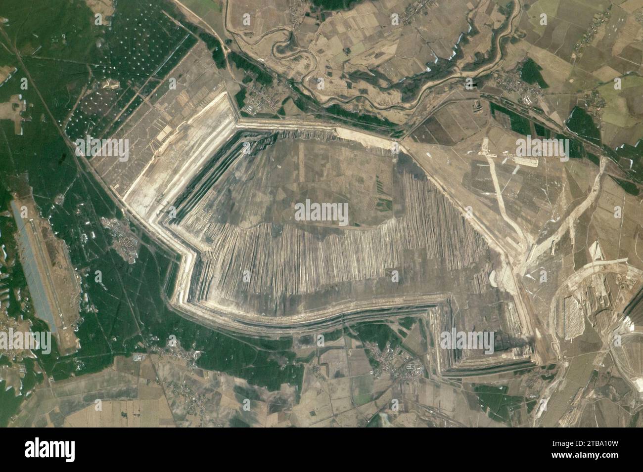 Vue depuis l'espace d'une mine à ciel ouvert en Allemagne, située le long de la frontière polonaise au bord de la rivière Neisse. Banque D'Images