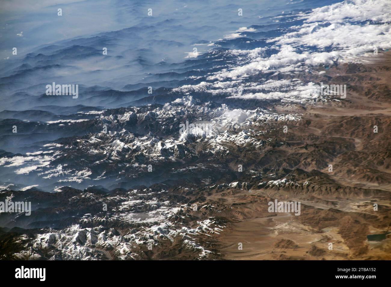 Vue depuis l'espace des montagnes de l'Himalaya qui comprend le mont Everest. Banque D'Images