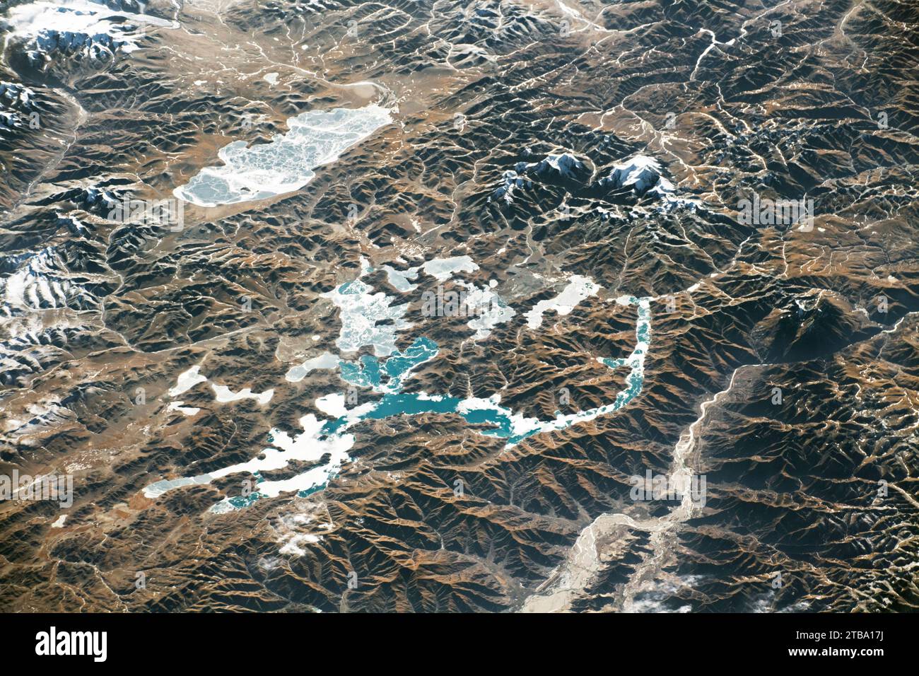 Vue de l'espace des lacs glaciaires près de la chaîne de montagnes de l'Himalaya. Banque D'Images