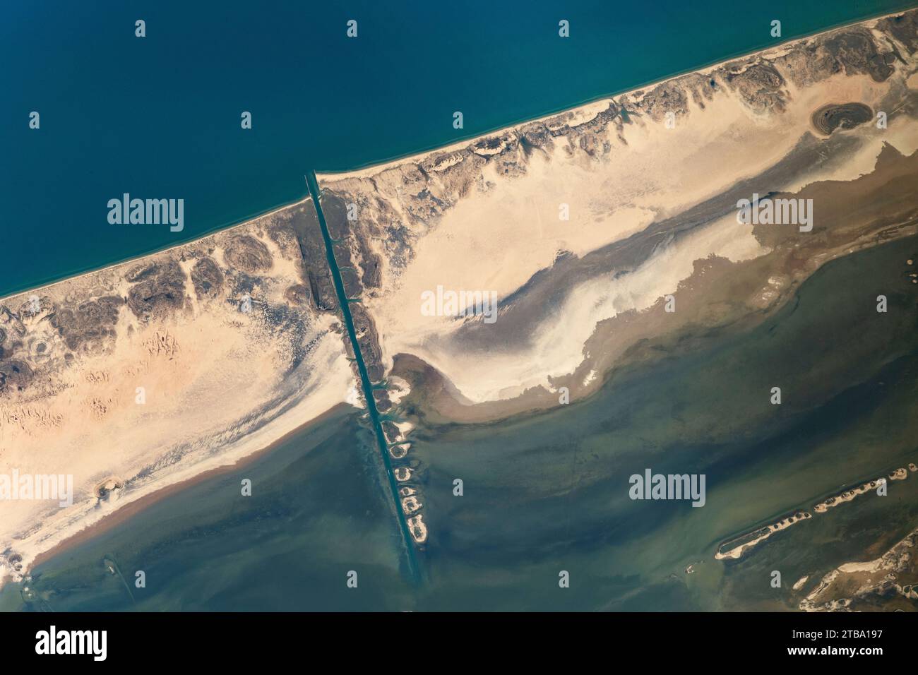 Vue depuis l'espace d'une partie de Padre Island, une longue île barrière le long de la côte sud du Texas. Banque D'Images