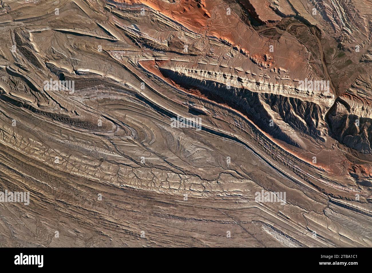Vue de l'espace montrant les plis et les structures géologiques du nord du bassin Bighorn. Banque D'Images