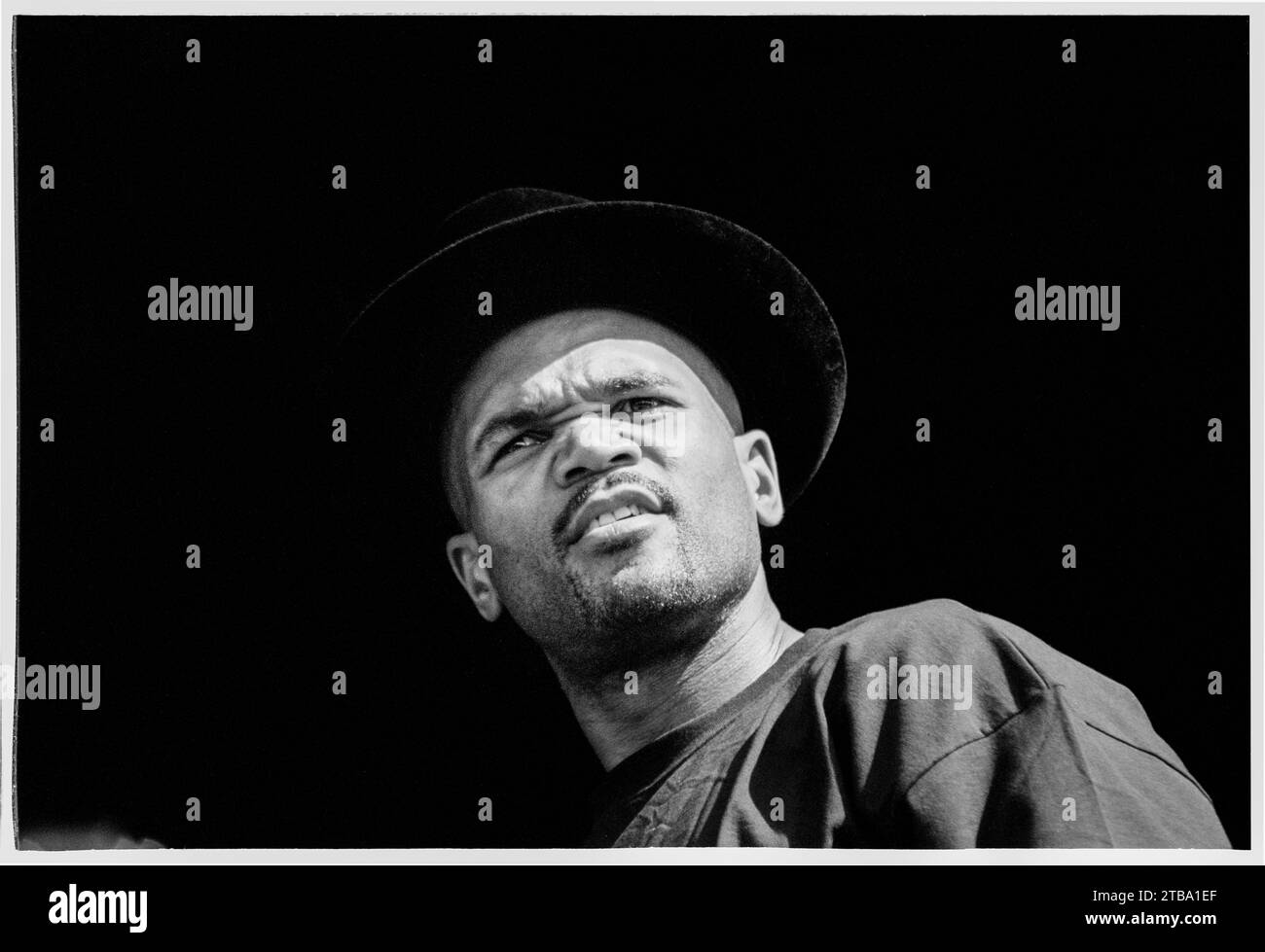 DARRYL MCDANIELS, RUN DMC, READING FESTIVAL, 2001. Darryl McDaniels (DMC) de Run DMC jouant sur la scène principale au Reading Festival, Reading, Royaume-Uni, le 24 août 2001. Run DMC tourne avec leur dernier album, Crown Royal. Ils se séparent un an plus tard en 2002 après que DJ Jason 'Jam Master Jay' Mizell ait été assassiné. Photo : Rob Watkins Banque D'Images