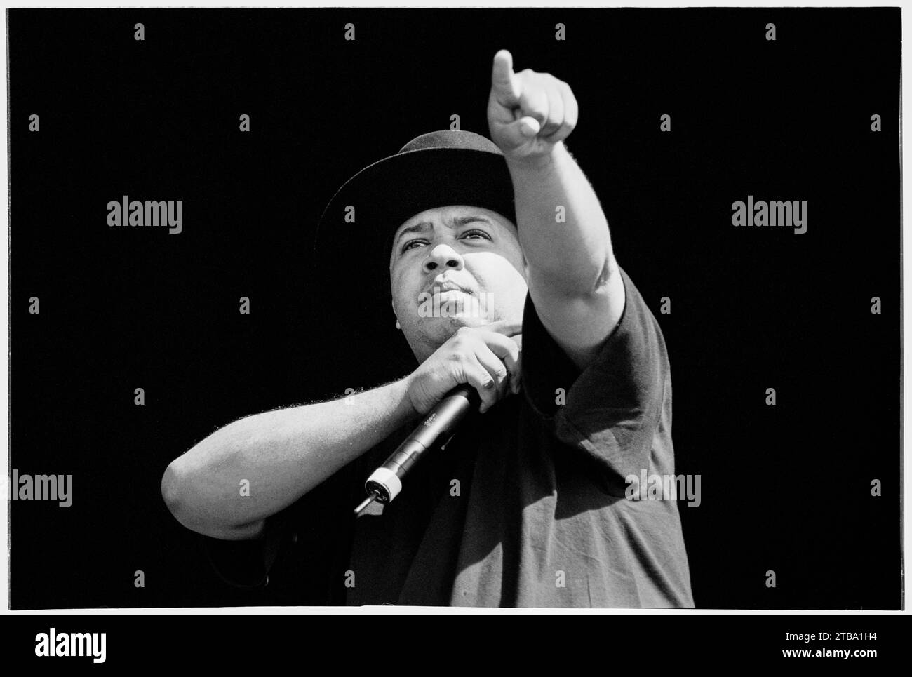 JOSEPH SIMMONS, RUN DMC, READING FESTIVAL, 2001. Joseph Simmons (Run) de Run DMC jouant sur la scène principale au Reading Festival, Reading, Royaume-Uni, le 24 août 2001. Run DMC tourne avec leur dernier album, Crown Royal. Ils se séparent un an plus tard en 2002 après que DJ Jason 'Jam Master Jay' Mizell ait été assassiné. Photo : Rob Watkins Banque D'Images