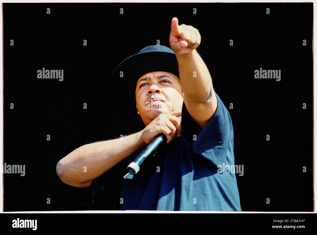 JOSEPH SIMMONS, RUN DMC, READING FESTIVAL, 2001. Joseph Simmons (Run) de Run DMC jouant sur la scène principale au Reading Festival, Reading, Royaume-Uni, le 24 août 2001. Run DMC tourne avec leur dernier album, Crown Royal. Ils se séparent un an plus tard en 2002 après que DJ Jason 'Jam Master Jay' Mizell ait été assassiné. Photo : Rob Watkins Banque D'Images