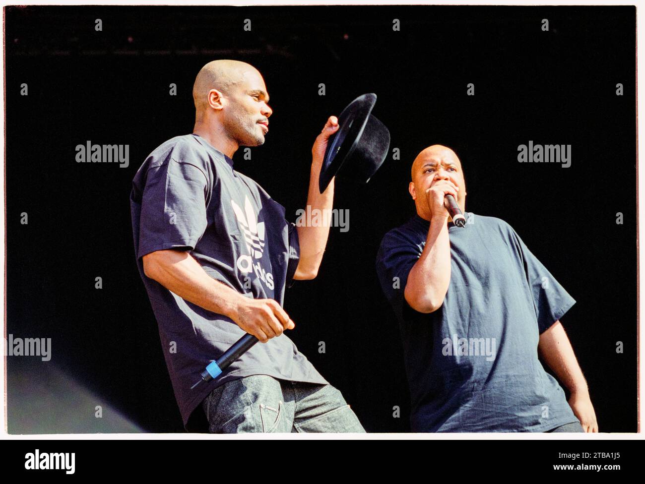 DARRYL MCDANIELS & JOSEPH SIMMONS, RUN DMC, READING FESTIVAL, 2001. Darryl McDaniels (DMC, à gauche) et Joseph Simmons (Run, à droite) de Run DMC jouant sur la scène principale au Reading Festival, Reading, Royaume-Uni, le 24 août 2001. Run DMC tourne avec leur dernier album, Crown Royal. Ils se séparent un an plus tard en 2002 après que DJ Jason 'Jam Master Jay' Mizell ait été assassiné. Photo : Rob Watkins Banque D'Images