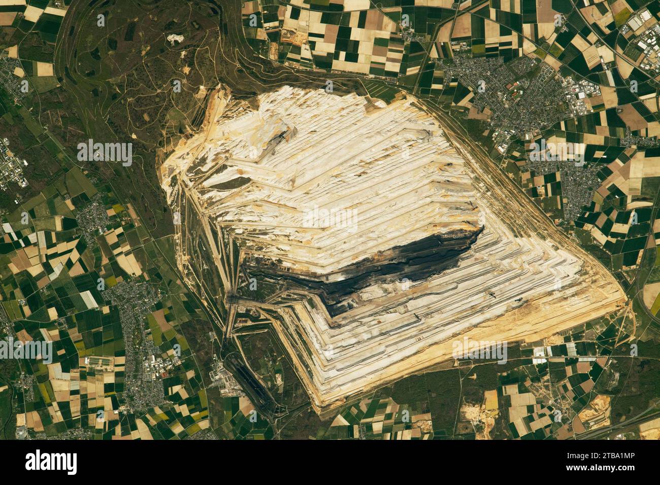Vue depuis l'espace de la mine Hambach surface Mine en Rhénanie du Nord-Westphalie, Allemagne. Banque D'Images