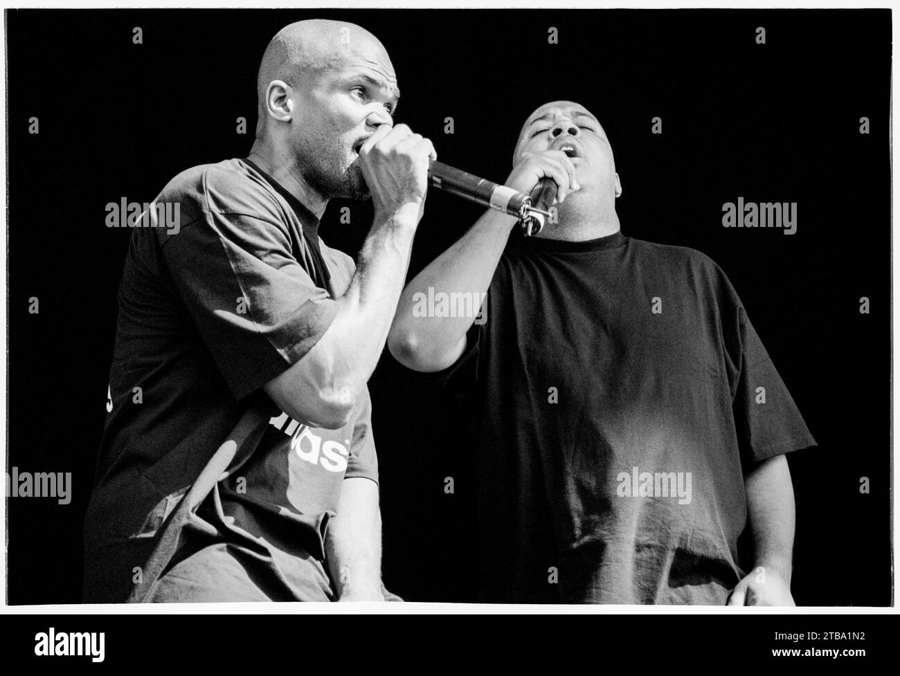 DARRYL MCDANIELS & JOSEPH SIMMONS, RUN DMC, READING FESTIVAL, 2001. Darryl McDaniels (DMC, à gauche) et Joseph Simmons (Run, à droite) de Run DMC jouant sur la scène principale au Reading Festival, Reading, Royaume-Uni, le 24 août 2001. Run DMC tourne avec leur dernier album, Crown Royal. Ils se séparent un an plus tard en 2002 après que DJ Jason 'Jam Master Jay' Mizell ait été assassiné. Photo : Rob Watkins Banque D'Images