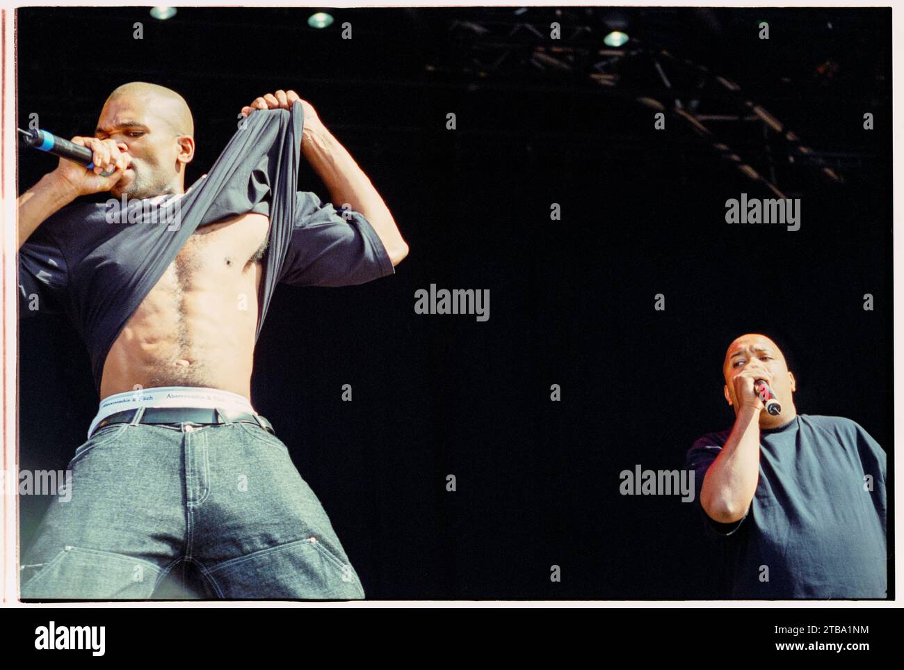 DARRYL MCDANIELS & JOSEPH SIMMONS, RUN DMC, READING FESTIVAL, 2001. Darryl McDaniels (DMC, à gauche) et Joseph Simmons (Run, à droite) de Run DMC jouant sur la scène principale au Reading Festival, Reading, Royaume-Uni, le 24 août 2001. Run DMC tourne avec leur dernier album, Crown Royal. Ils se séparent un an plus tard en 2002 après que DJ Jason 'Jam Master Jay' Mizell ait été assassiné. Photo : Rob Watkins Banque D'Images