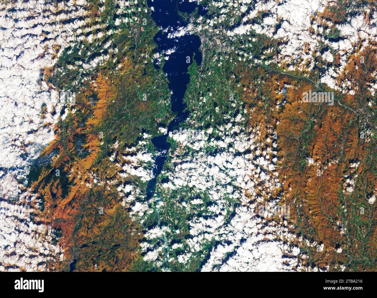 Vue satellite du feuillage coloré d'automne autour d'Elizabethtown et des montagnes Adirondack dans le nord-est de New York. Banque D'Images