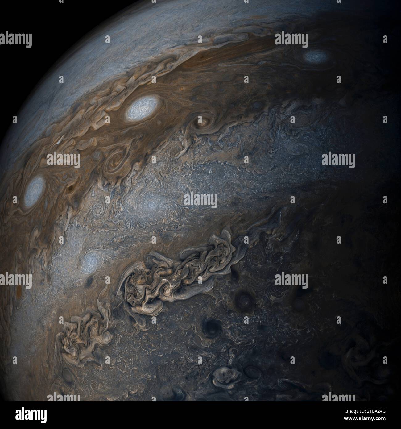 Une image en couleurs rehaussée des bandes de nuages clairs et sombres de Jupiter. Banque D'Images