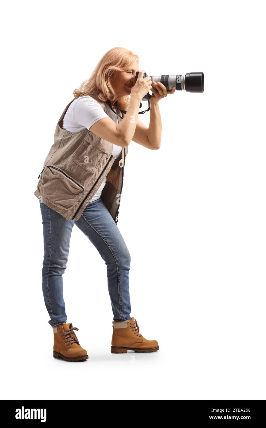 Photo en pied d'une photographe féminine prenant une photo isolée sur fond blanc Banque D'Images