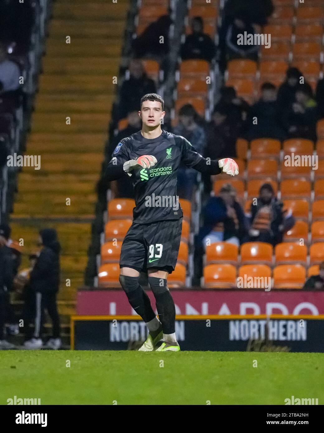 BRADFORD, ROYAUME-UNI. 5 décembre 2023. TROPHÉE EFL : Bradford City AFC v Liverpool FC under 21s. Fabian Mrozek du Liverpool FC se réchauffe pour la seconde mi-temps Credit Paul B Whitehurst/Alamy Live News Banque D'Images