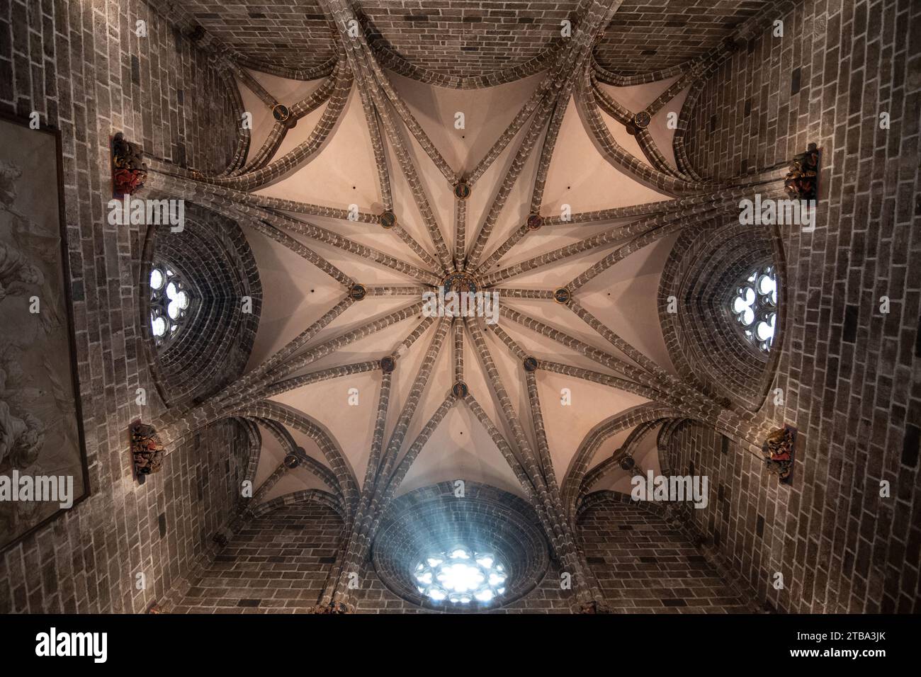 Valence, Espagne -25 septembre 2023 : Cathédrale Sainte-Marie. Voûte en étoile nervurée. Douze Apôtres et dans le central, le couronnement du Banque D'Images