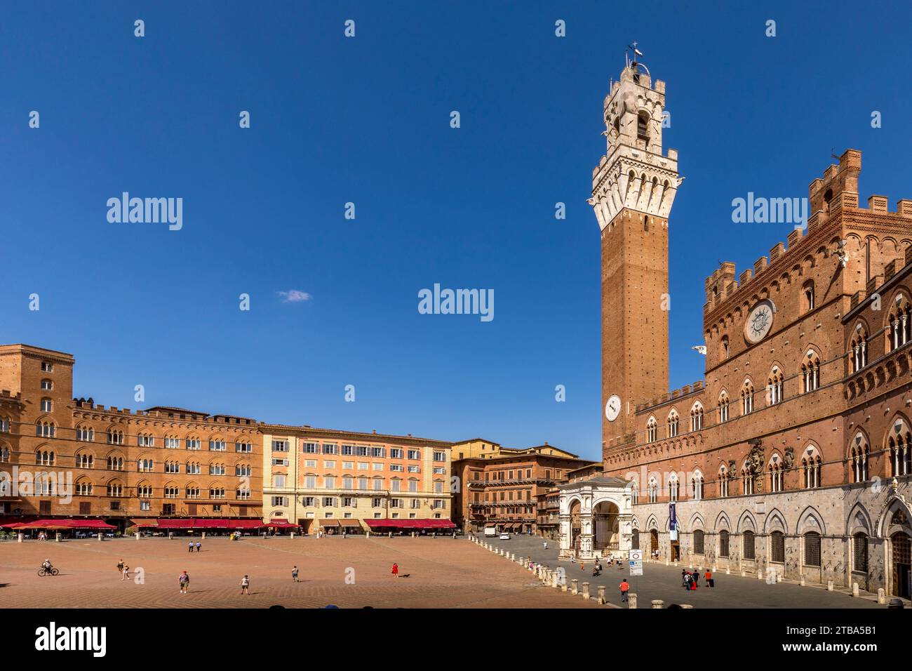 Sienne, Italie - 26 juillet 2023 : Piazza del Campo avec Palazzo Pubblico et Torre del Mangia à Sienne, Italie Banque D'Images