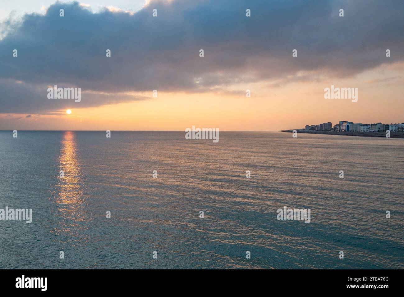 Un coucher de soleil d'hiver tôt sur la mer avec Worthing promenade (milieu à droite) - Worthing, West Sussex, sud de l'Angleterre, Royaume-Uni. Banque D'Images