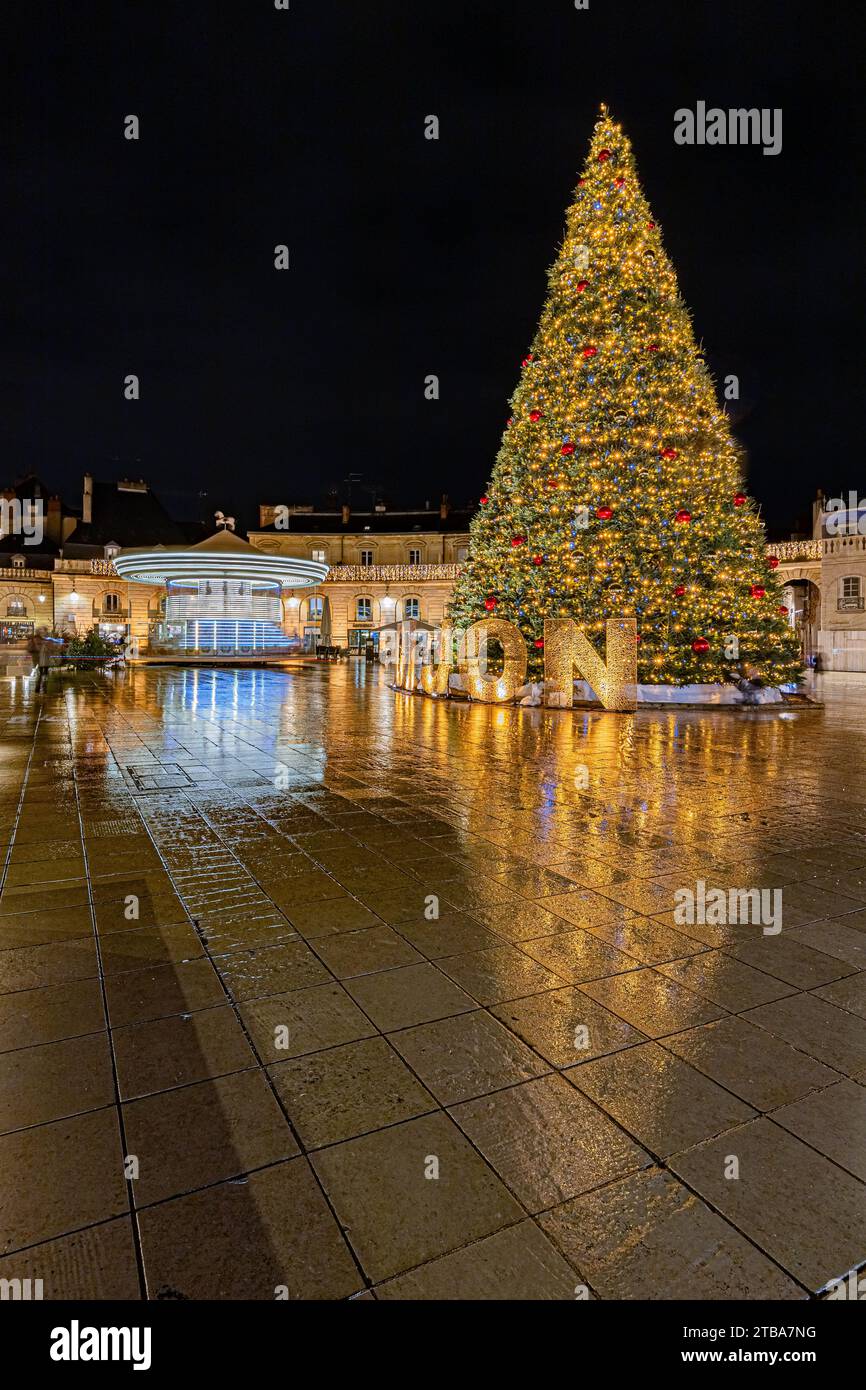 France, Dijon, 04 décembre 2023, festivités, lumières et décorations de Noël dans les rues de la ville. Sapin géant à la place de la libération par Banque D'Images