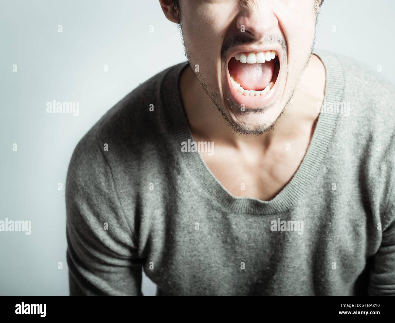 Homme en colère criant exprimant la colère frustration Banque D'Images