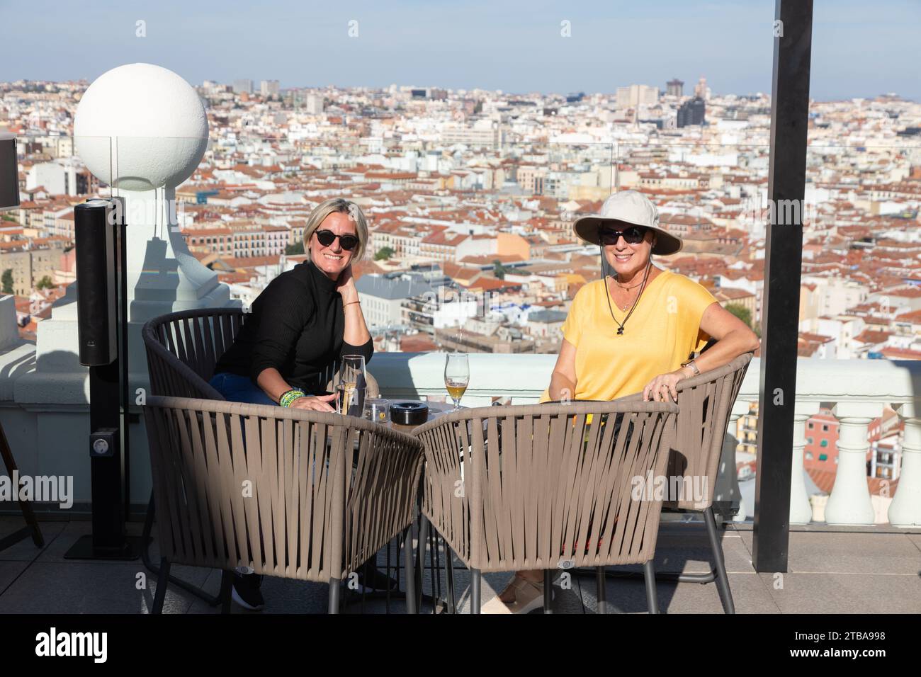 Deux femmes prenant un verre sur le toit du bar et restaurant Riu Hotel à Madrid, en Espagne Banque D'Images