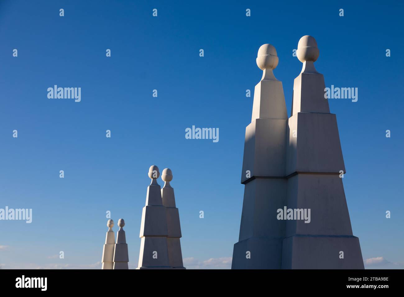 Ornement architectural de la balustrade de l'hôtel Riu à Madrid contre un ciel bleu, Espagne Banque D'Images