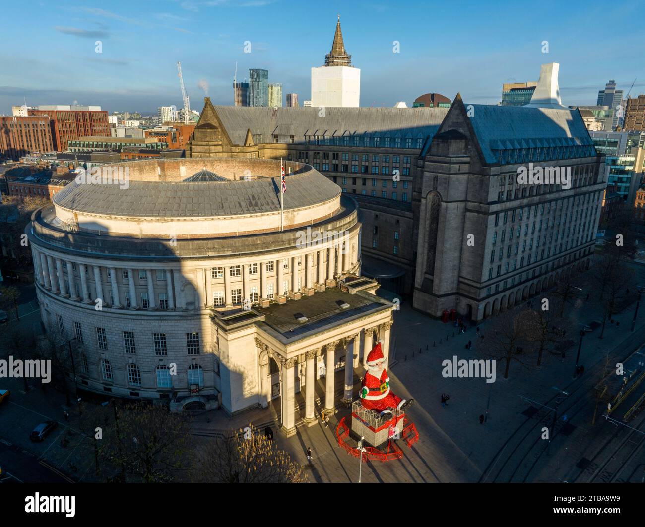 Photographie aérienne du Père Noël géant à l'extérieur de la Bibliothèque centrale, Manchester 4 Banque D'Images