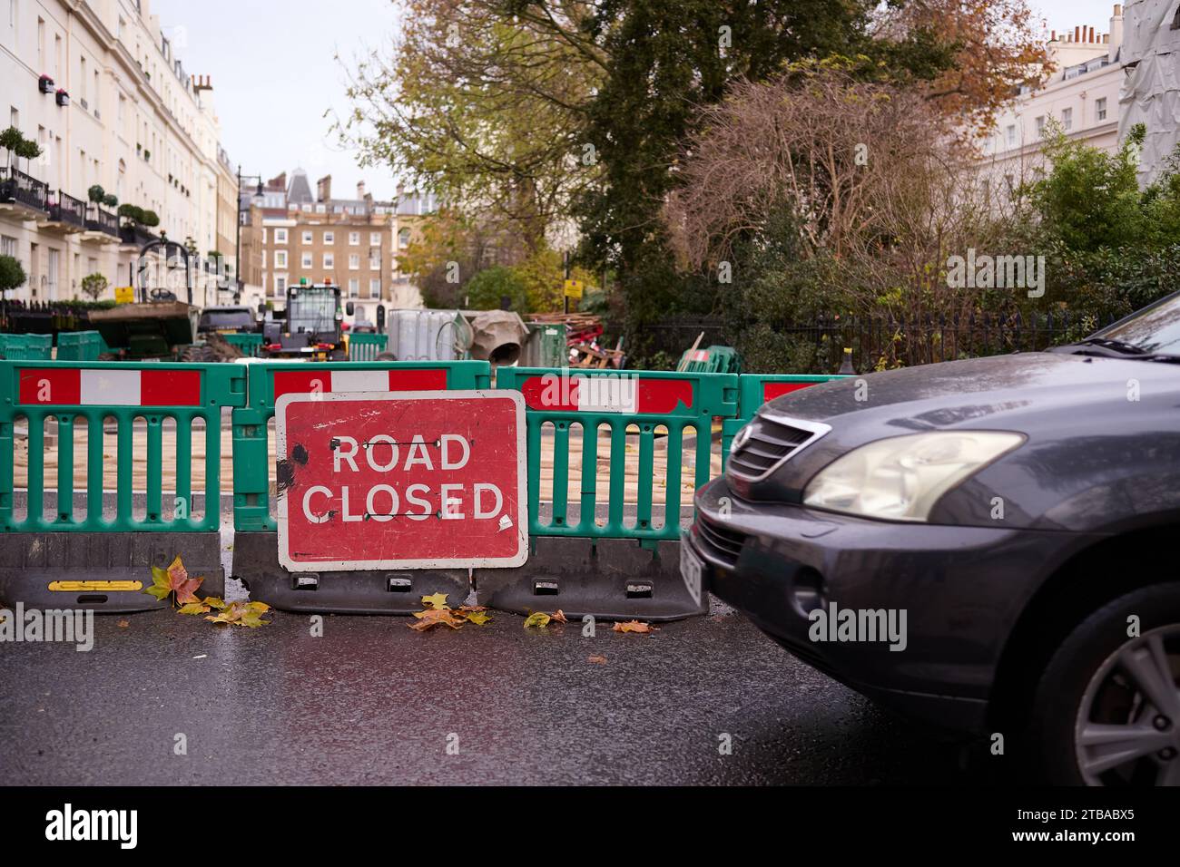 3 déc 2023 - Londonuk : panneau route fermée et barrière verte sur route mouillée Banque D'Images