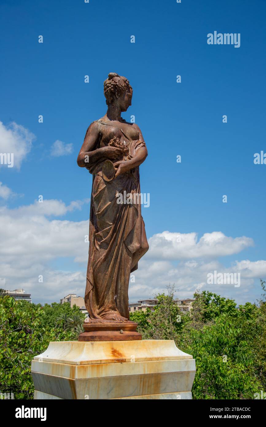 Statues féminines dans le parc Meastranze à Catane, Sicile Banque D'Images