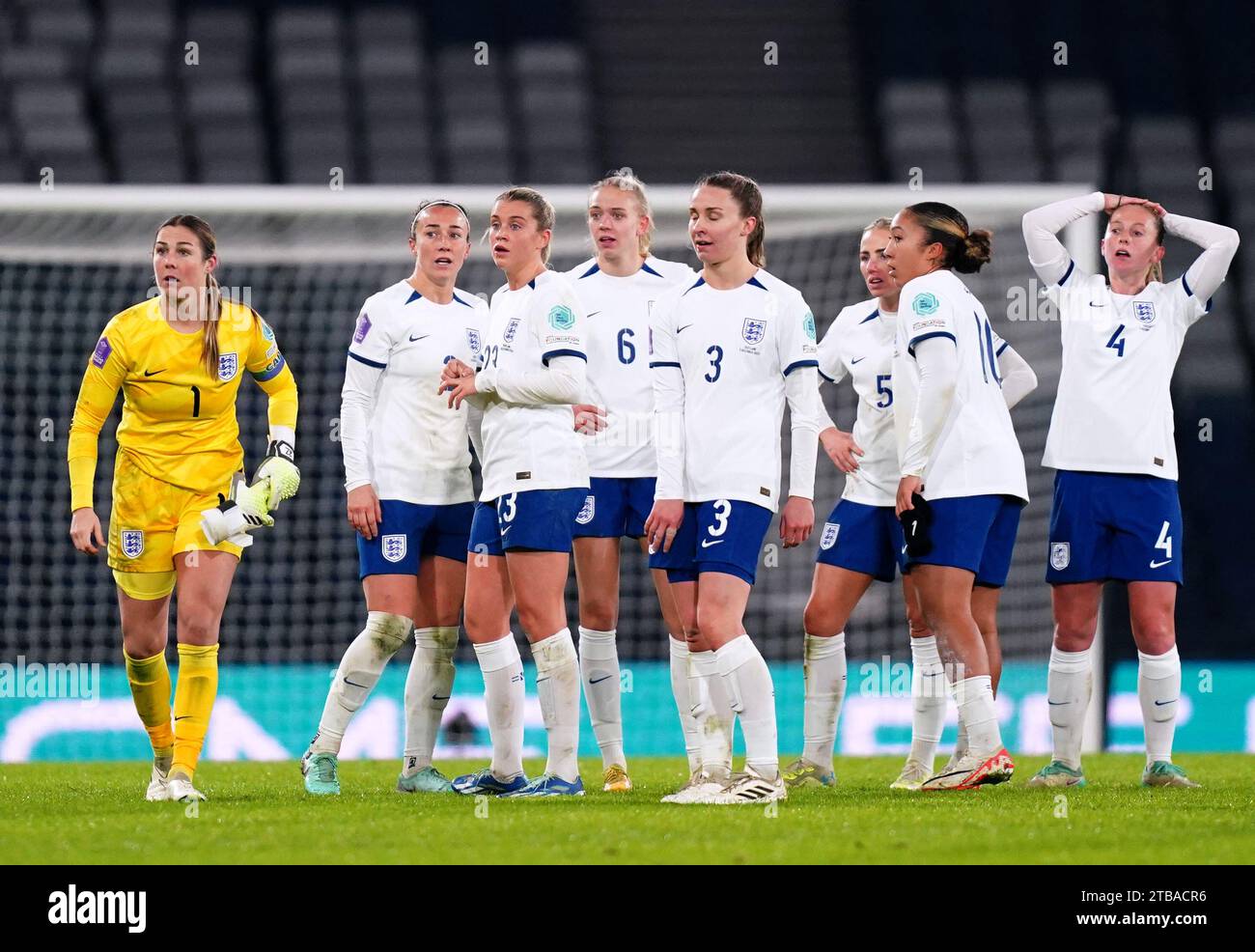 Les joueuses anglaises réagissent à la fin du match du groupe A1 de la Ligue des nations féminine de l'UEFA à Hampden Park, Glasgow, après avoir échoué à accéder aux finales de la Ligue des nations et à obtenir la qualification olympique de Paris 2024 à la suite du résultat du match de Ligue des nations entre les pays-Bas et la Belgique. Date de la photo : mardi 5 décembre 2023. Banque D'Images
