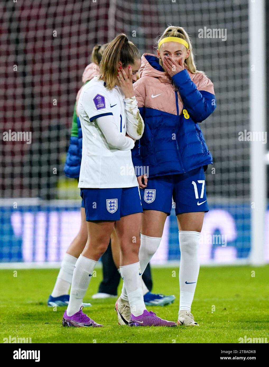 L'anglaise Chloe Kelly (à droite) réagit à la fin du match du groupe A1 de la Ligue des nations féminine de l'UEFA à Hampden Park, Glasgow, après avoir échoué à accéder aux finales de la Ligue des nations et à obtenir la qualification olympique de Paris 2024 après le résultat du match de Ligue des nations entre les pays-Bas et la Belgique. Date de la photo : mardi 5 décembre 2023. Banque D'Images