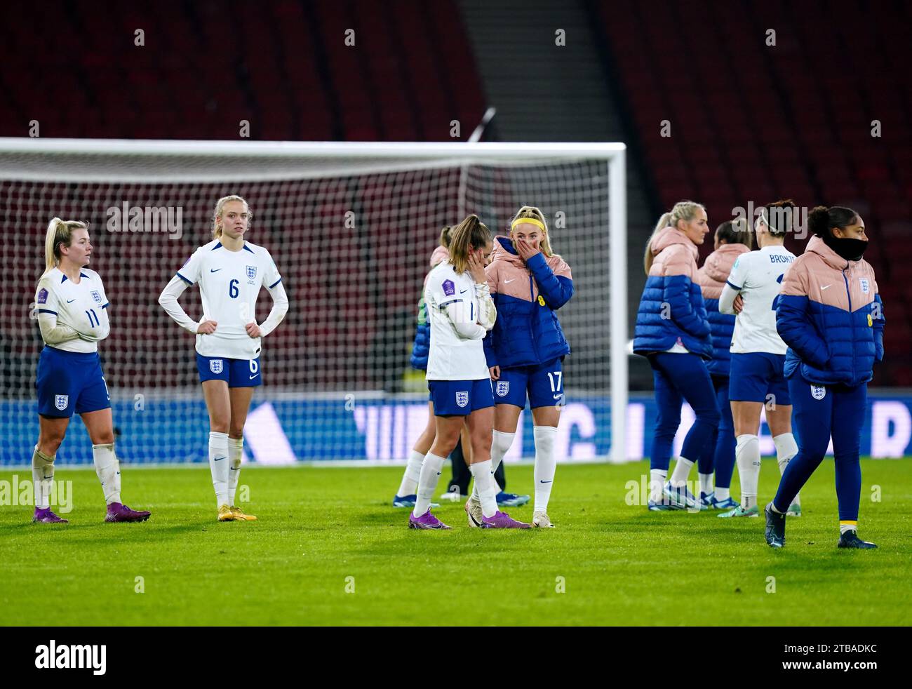 Les joueuses anglaises réagissent à la fin du match du groupe A1 de la Ligue des nations féminine de l'UEFA à Hampden Park, Glasgow, après avoir échoué à accéder aux finales de la Ligue des nations et à obtenir la qualification olympique de Paris 2024 à la suite du résultat du match de Ligue des nations entre les pays-Bas et la Belgique. Date de la photo : mardi 5 décembre 2023. Banque D'Images