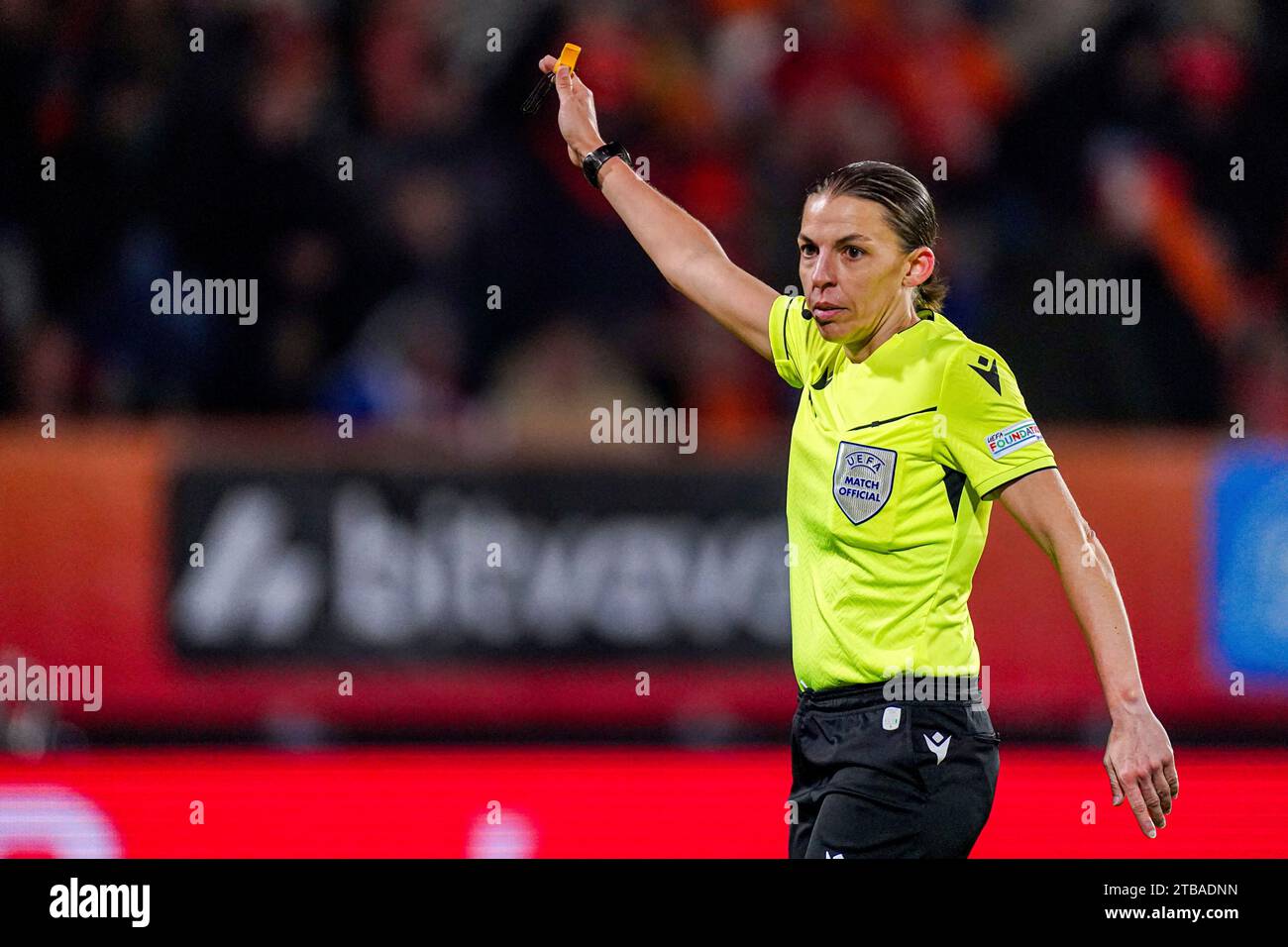 Tilburg, Niederlande. 05 décembre 2023. L'arbitre Stephanie Frappart siffle lors du match UEFA Womens Nations League - League A Groupe 1 entre les femmes néerlandaises et les femmes belges le 5 décembre 2023 à Tilburg, pays-Bas crédit : dpa/Alamy Live News Banque D'Images