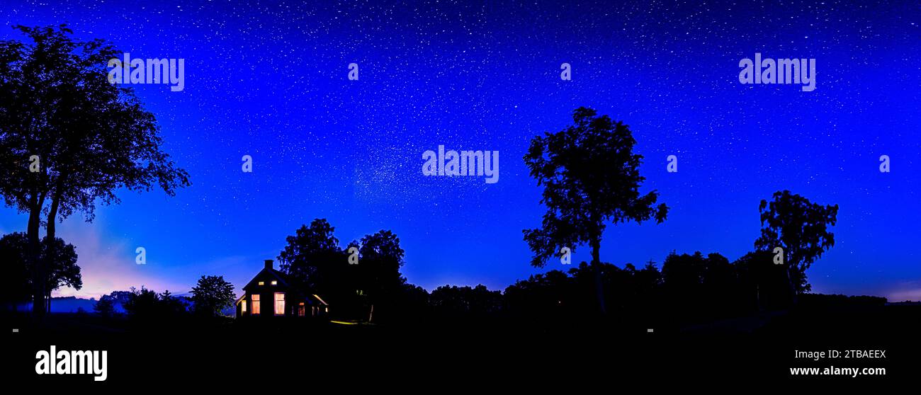 Ancienne ferme à minuit, pays-Bas, Drente, Parc National Drentsche AA, Gasteren Banque D'Images