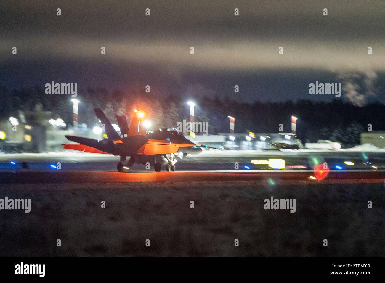 16 novembre 2023 - Tampere-Pirkkala Air base, Finlande - Un F/A-18 Hornet du corps des Marines des États-Unis affecté à l'escadron d'attaque des chasseurs marins tout temps (VMFA(AW)) 224 arrive à la base aérienne Tampere-Pirkkala, Finlande, pour participer à l'exercice Frozen Winds 23, le 16 novembre 2023. Le FW23 est un exercice maritime dirigé par la Finlande auquel participent les Marines des États-Unis affectés à la Marine Rotational Force-Europe et les Forces navales des États-Unis en Europe. L'exercice sert de lieu pour accroître l'état de préparation de la marine finlandaise et accroître l'interopérabilité des États-Unis, de la Finlande et des partenaires et alliés de l'OTAN en matière de logistique opérationnelle, integ Banque D'Images